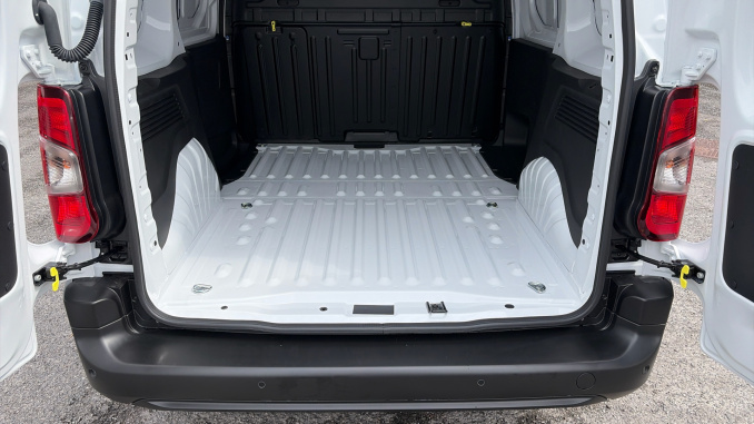 Vauxhall Combo Cargo Combo Diesel 1.5 Turbo D 100ps Prime Plus H1 Van - Image 12
